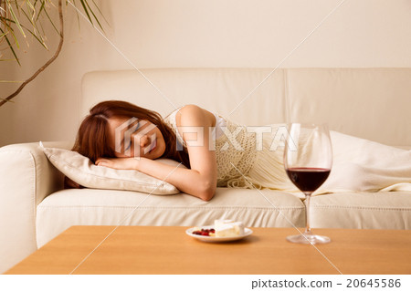 睡在醉酒的沙發上的女人 20645586