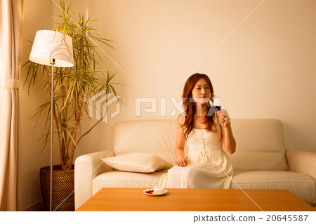 一個女人喝酒 20645587