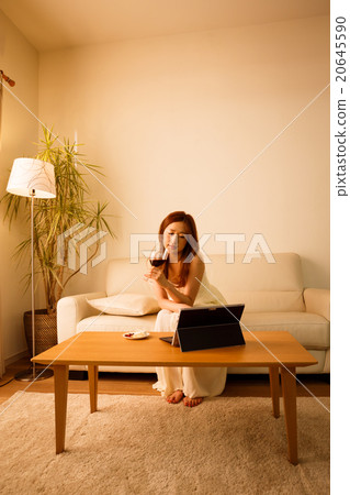 一個女人喝酒 一個女人喝酒 20645590