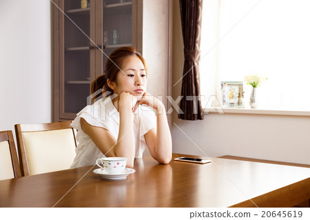 Thinking woman 20645619