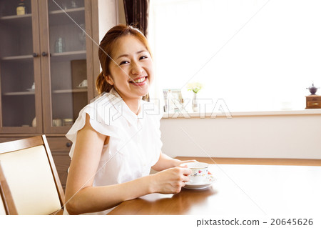 一個女人帶著微笑 一個女人帶著微笑 20645626