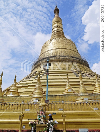 Clear sky at beauty Pagoda Shwemawdaw, Myanmar 20645723
