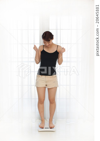 Scales and young women 20645881