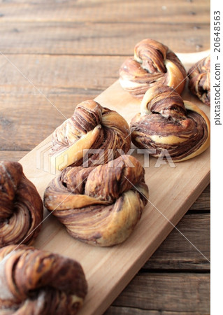 Homemade chocolate bread with fold-in filling 20648563