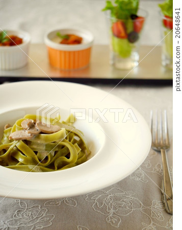 菠菜fettucine蘑菇奶油奶油醬午餐 菠菜fettucine蘑菇奶油奶油醬午餐 20648641