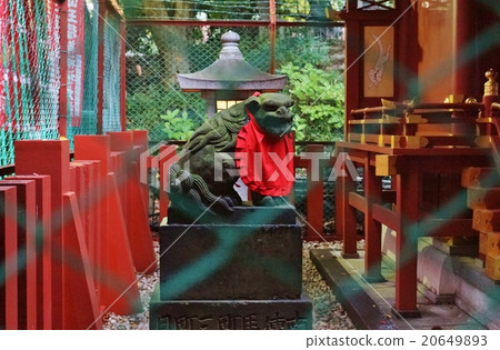 東京觀光景點·Sanno Hakage Shrine老獅子狗躺在神社旁邊·水平位置 20649893
