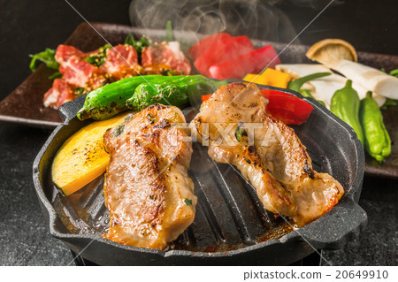 Crispy grilled brand with brand black pig Iron pan pork roasted meat 20649910