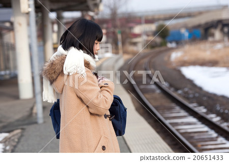女孩初中生乘火車上學 20651433