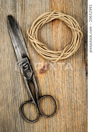 old scissors and hank of packthread 20652991