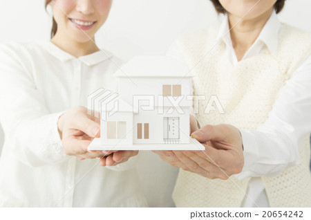 兩戶房屋的圖像母親和女兒的房屋模型 20654242