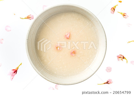 Sweet taste of spring sweet alcoholic drink made from sake 20654799