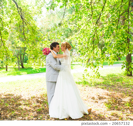 Happy bride and groom on their wedding day Happy bride and groom on their wedding day 20657132
