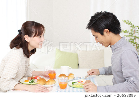 A couple having a happy breakfast 20658899