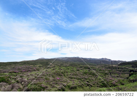 Mt. Aso and a ropeway 20659722