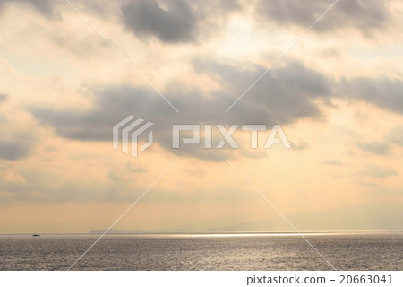 太陽的光從雲層湧出 20663041
