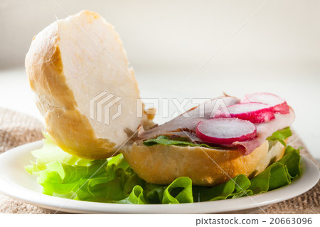 sandwich with bacon and vegetables 20663096