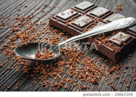 Closeup of dark chocolate 20663109