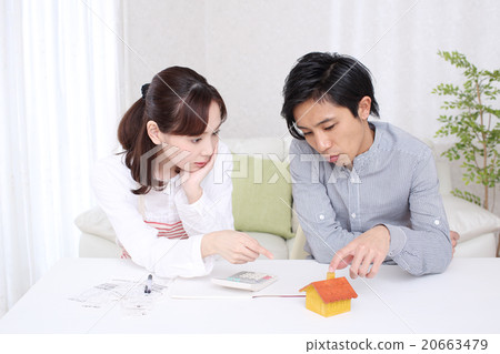 一對夫婦正在計劃我的家 20663479