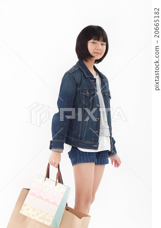 Girls junior high school students going shopping on holidays 20665182