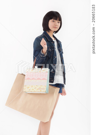 Girls junior high school students going shopping on holidays Girls junior high school students going shopping on holidays 20665183