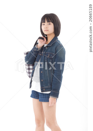 Girls junior high school students going shopping on holidays 20665189