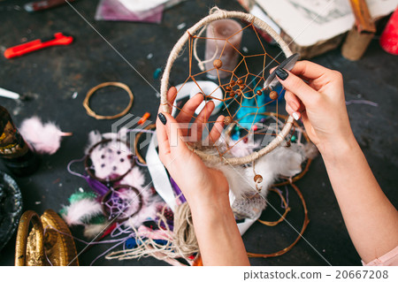 craftman shows Dreamcatcher. craftman shows Dreamcatcher. 20667208
