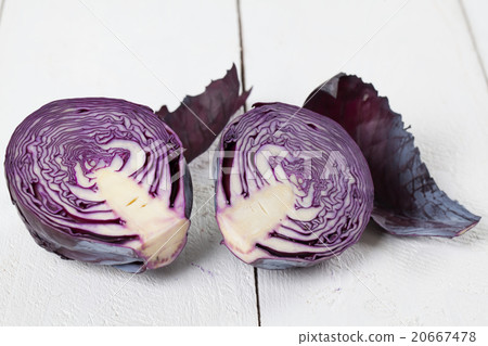 圖庫照片: purple cabbage cross section