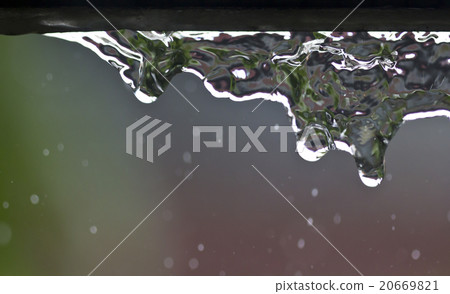 Water slash in rainy day 20669821