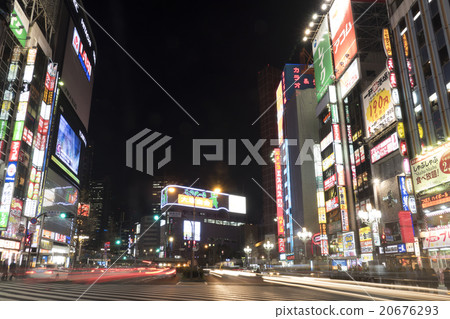 新宿靖國神社街是亞洲最大的鬧市區和新宿歌舞伎町的人群 新宿靖國神社街是亞洲最大的鬧市區和新宿歌舞伎町的人群 20676293