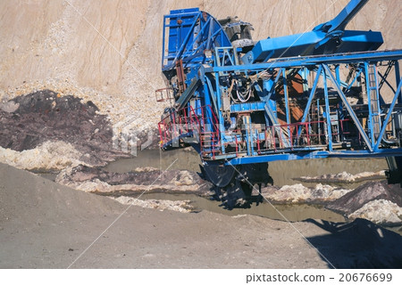 Large excavator machine in the mine 20676699