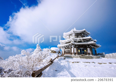Wooden house in winter,Deogyusan mountains,Korea. 20678391