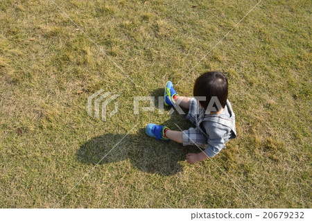 孩子們在廣場上玩耍 孩子們在廣場上玩耍 20679232