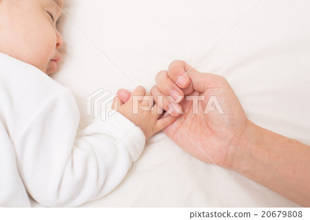 Parents and children holding hands 20679808