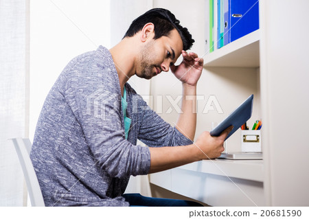Focused man using tablet 20681590