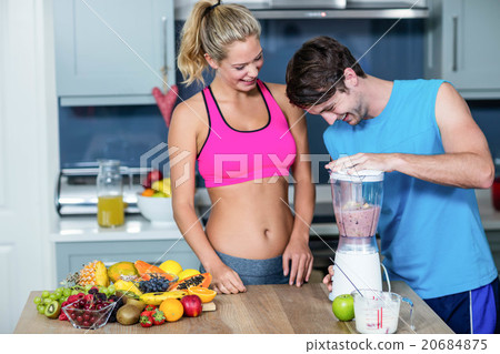 Healthy couple preparing a smoothie 20684875
