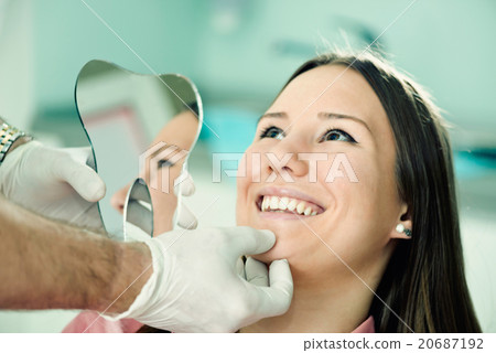 Big smile at the dentist 20687192