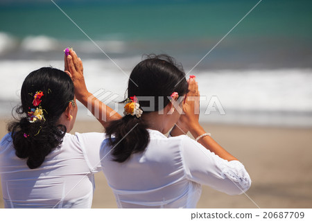 Balinese praying women on the beach Balinese praying women on the beach 20687709