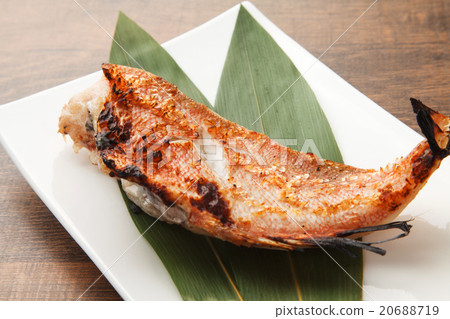 烤紅色的烤魚 20688719