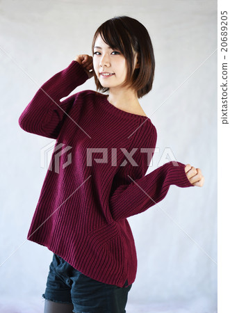 一件毛衣的年輕女士 20689205