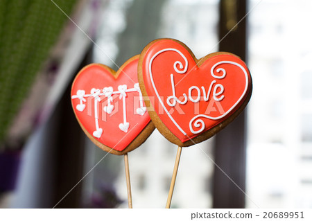 the original baking - gingerbread hearts on wood 20689951