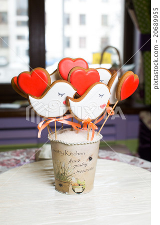 Gingerbread heart cookies and birds  20689955