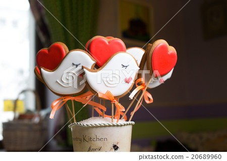 Gingerbread heart cookies and birds on a wooden 20689960