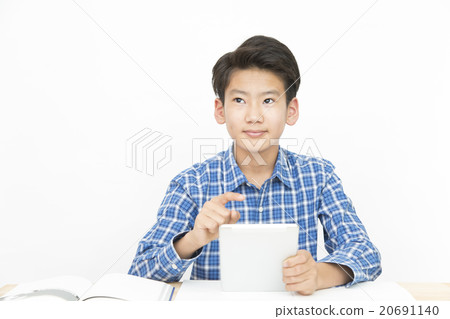 男孩學習男孩學習在平板電腦小學學生初中學生兒童平板電腦 男孩學習男孩學習在平板電腦小學學生初中學生兒童平板電腦 20691140