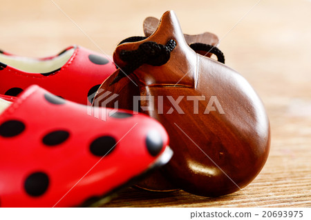 castanets and typical dot-patterned flamenco shoes castanets and typical dot-patterned flamenco shoes 20693975