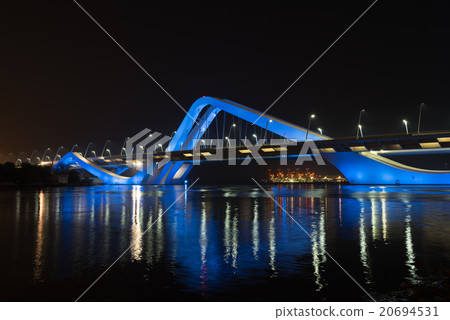 Sheikh Zayed Bridge at night, Abu Dhabi, UAE Sheikh Zayed Bridge at night, Abu Dhabi, UAE 20694531