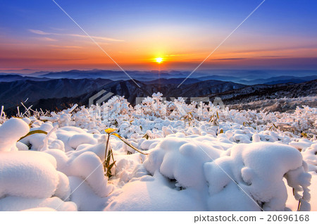 Sunrise on Deogyusan mountains in winter,Korea. 20696168