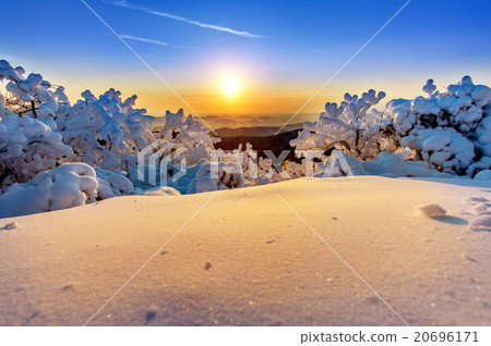 Sunrise on Deogyusan mountains in winter,Korea. 20696171