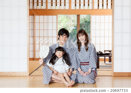 在有三個孩子的旅行旅館用餐 20697733