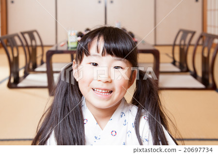 女孩度假旅館的房間用餐 20697734