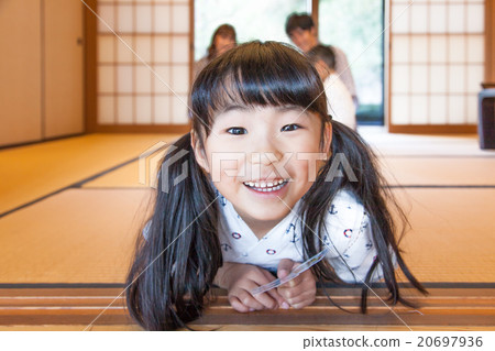 Innocent girls family traveling during the Yukata 20697936